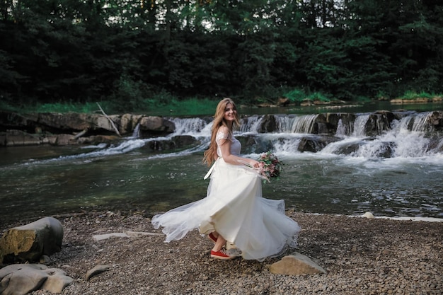 Braut in der Nähe des Flusses