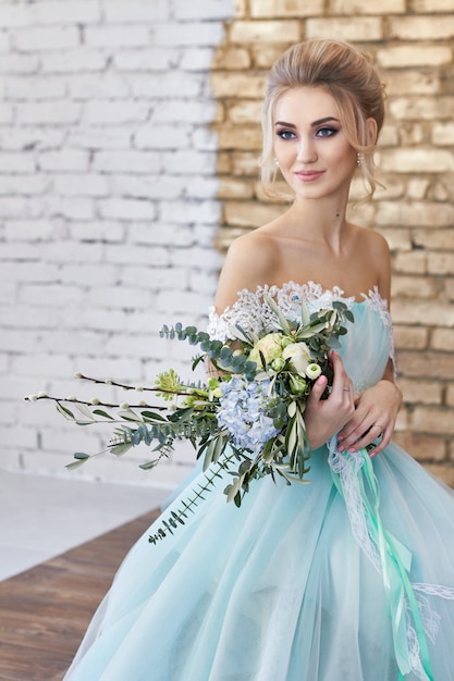 Braut in einem schönen Türkiskleid in der Hochzeit