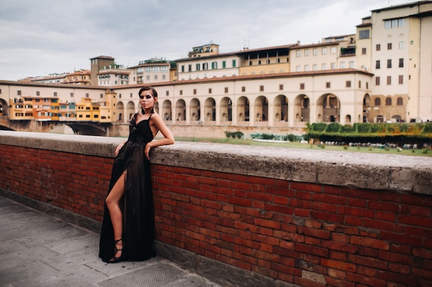 Braut in einem schwarzen Kleid geht durch Florenz