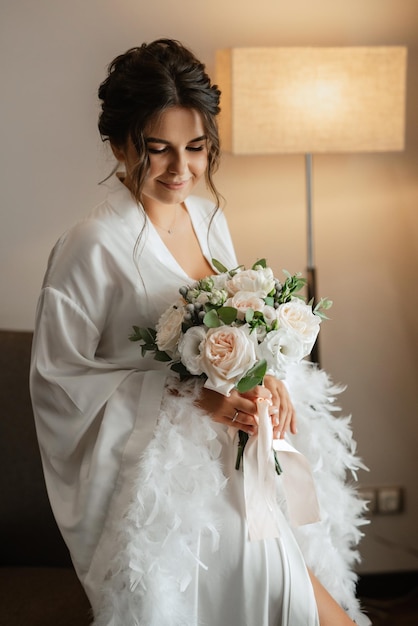 Braut junges Mädchen in Unterwäsche am Morgen im Zimmer