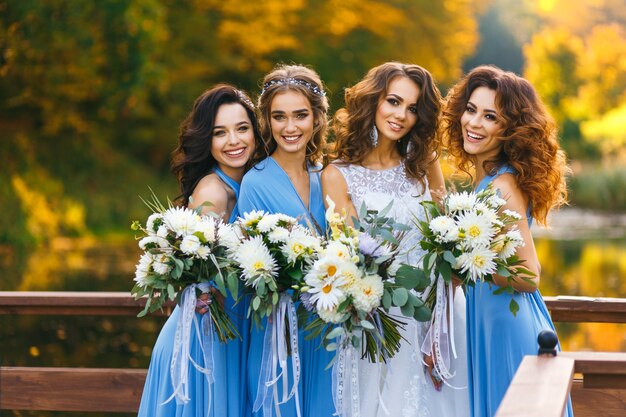 Braut mit Brautjungfern im Park am Hochzeitstag