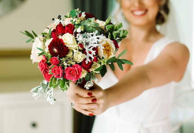 Braut mit einem Rosenstrauß in den Händen