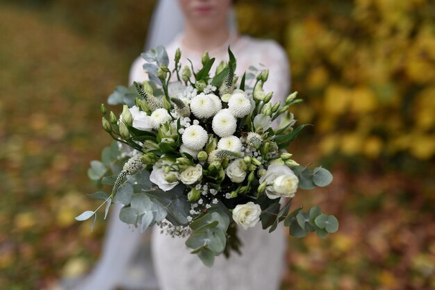 Braut mit einem weißen Blumenstrauß