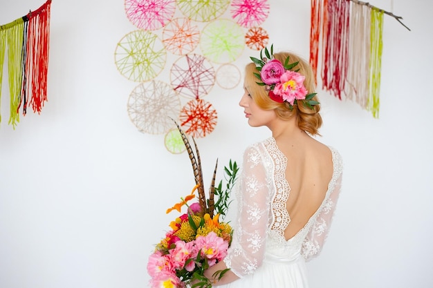 Braut mit hellem Blumenstrauß und Blumen im Haar