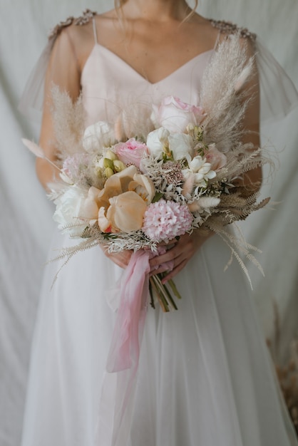 Braut mit Hochzeitskleid und Blumenstrauß