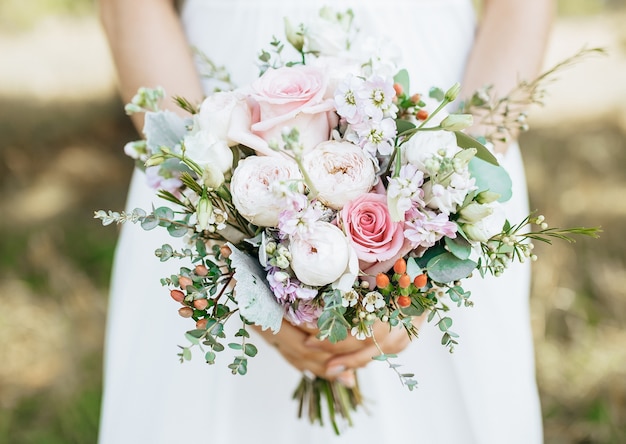 Braut mit Hochzeitsstrauß mit weißen und rosa Blumen