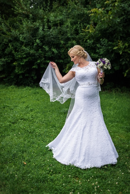 Braut posiert in ihrem Hochzeitstag