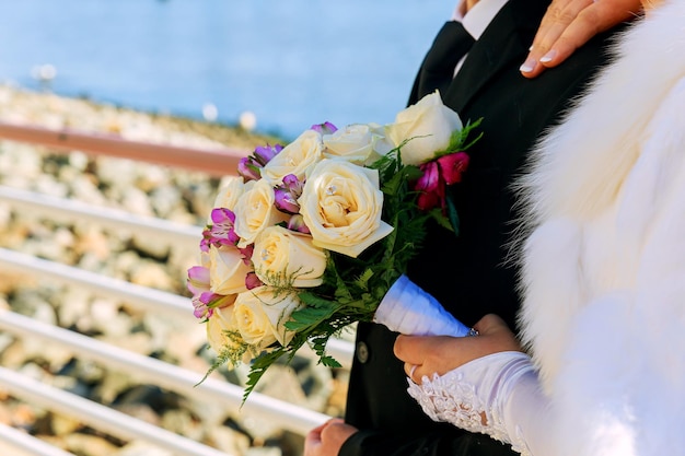 Braut und Bräutigam am Hochzeitstag Braut mit Hochzeitsstrauß