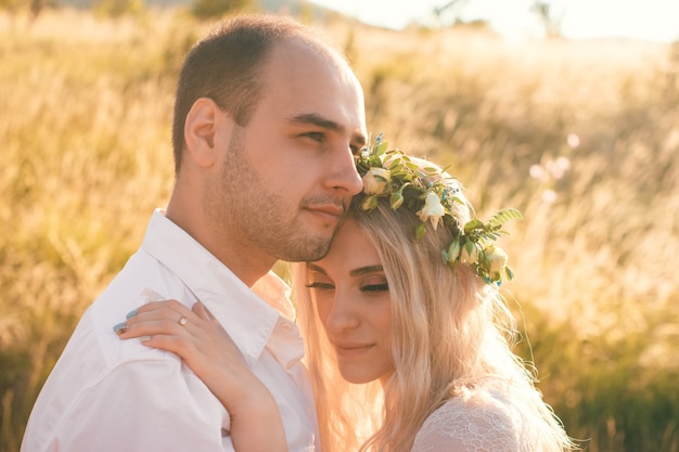Braut und Bräutigam am sonnigen Sommertag Hochzeit im Freien und romantisches Konzept der Beziehungsheep