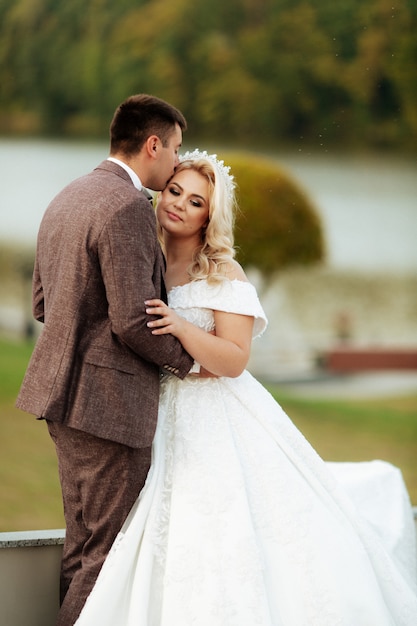 Braut und Bräutigam auf ihrer Hochzeit, Fotosession.