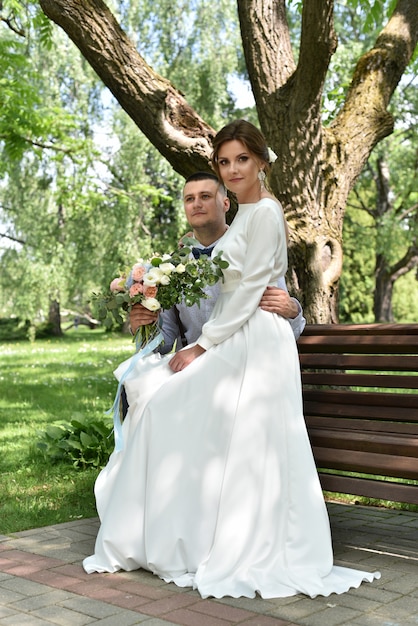 Braut und Bräutigam bei einer Hochzeit in einem grünen Park