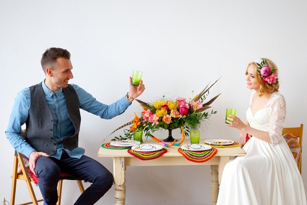 Braut und Bräutigam beim Essen am Hochzeitsempfang