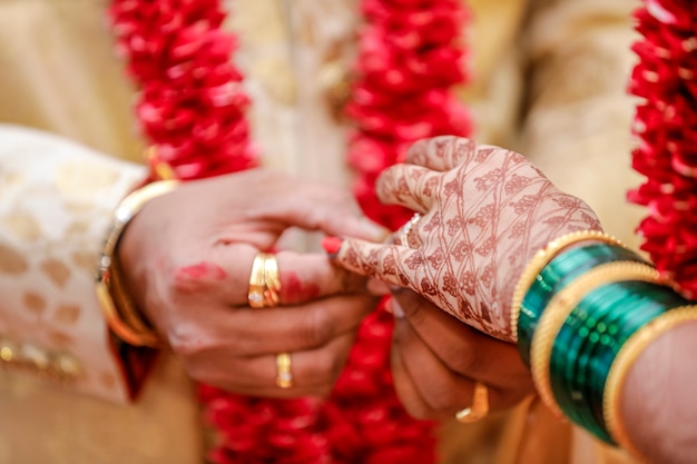 Braut und Bräutigam Hände, indische Hochzeit