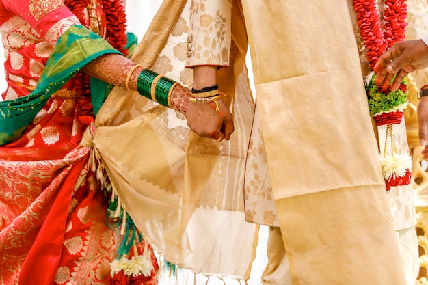 Foto braut und bräutigam hände, indische hochzeit