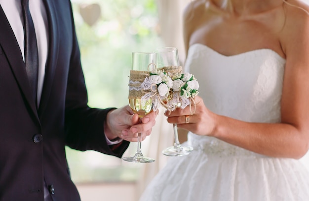 Braut und Bräutigam halten Hochzeit Champagnergläser