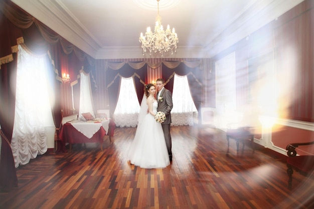 Braut und Bräutigam im alten Innenraum