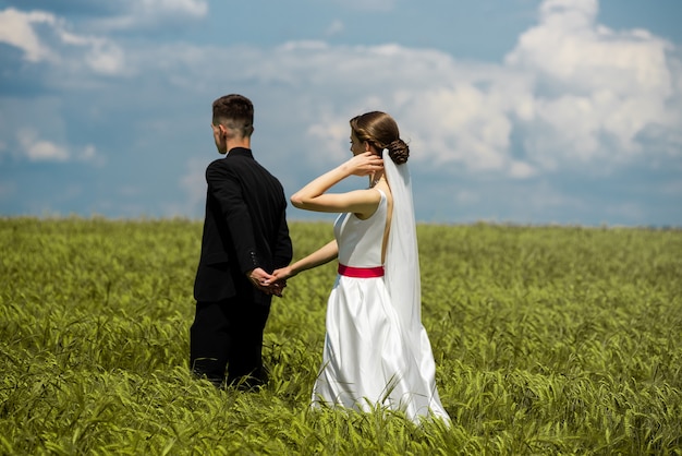 Braut und Bräutigam im grünen Feld