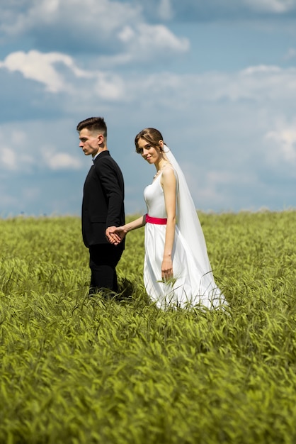 Braut und Bräutigam im grünen Feld