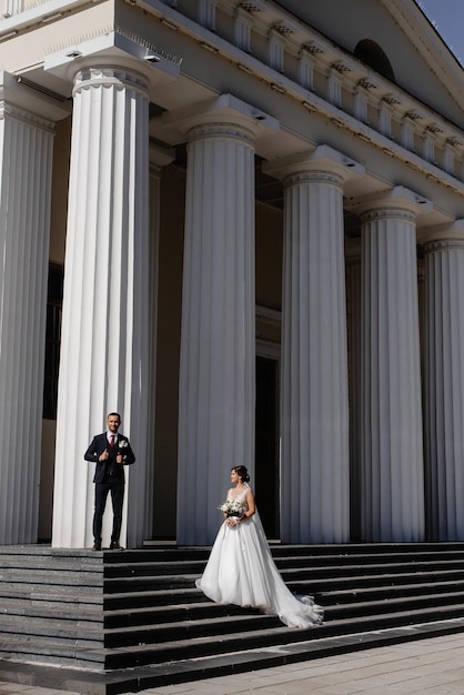 Braut und Bräutigam im Hintergrund auf Säulen