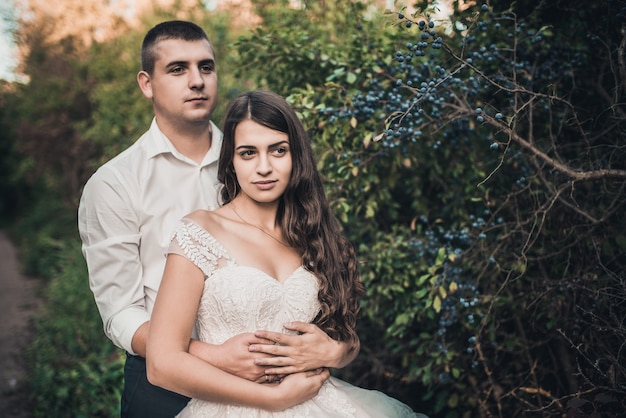 Braut und Bräutigam im Hochzeitskleid auf