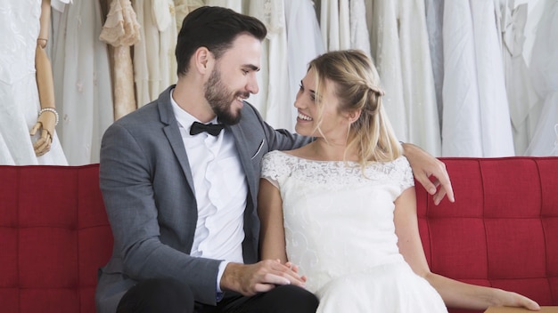 Braut und Bräutigam im Hochzeitskleid bereiten Zeremonie vor.