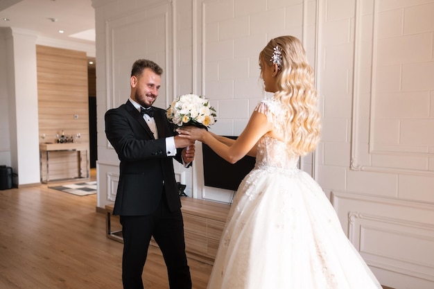 Braut und Bräutigam in einem Hotelzimmer