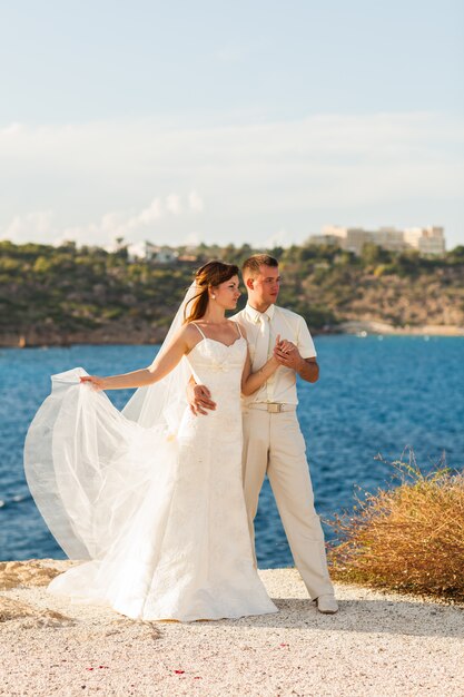 Braut und Bräutigam in einem romantischen Moment in der Natur. Stilvolles Hochzeitspaar im Freien