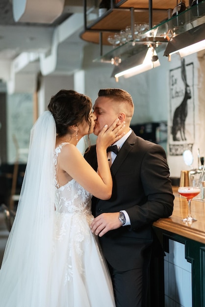 Braut und Bräutigam in einer Cocktailbar