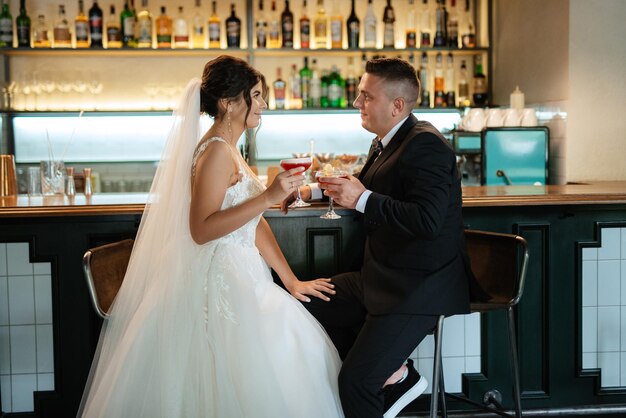 Foto braut und bräutigam in einer cocktailbar