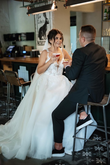Foto braut und bräutigam in einer cocktailbar