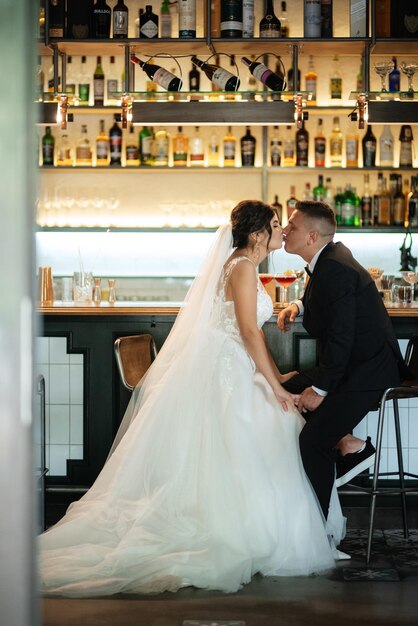 Foto braut und bräutigam in einer cocktailbar