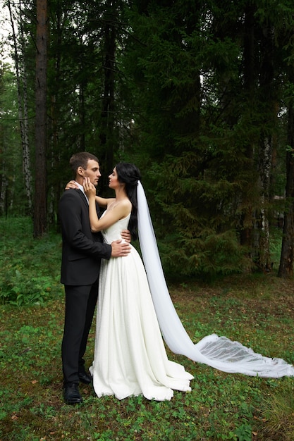 Braut und Bräutigam in Hochzeitskleidung