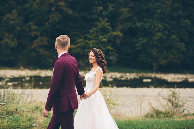 Braut und Bräutigam in verliebtem Hochzeitspaar