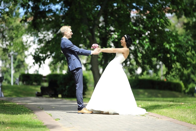 Foto braut und bräutigam kreisen im park