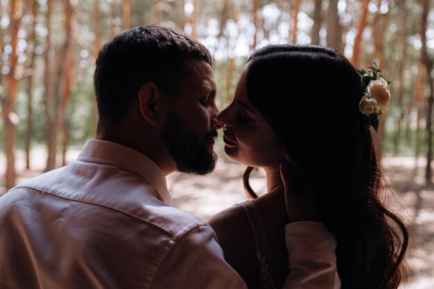 Braut und Bräutigam. Luxuriöses junges Brautpaar posiert für das erste Familienhochzeitsfotoshooting