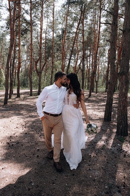 Braut und Bräutigam. Luxuriöses junges Brautpaar posiert für das erste Familienhochzeitsfotoshooting