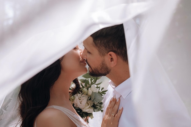 Braut und Bräutigam Luxuriöses junges verliebtes Brautpaar, das für das erste Hochzeitsfoto-Shooting in der Familie posiert