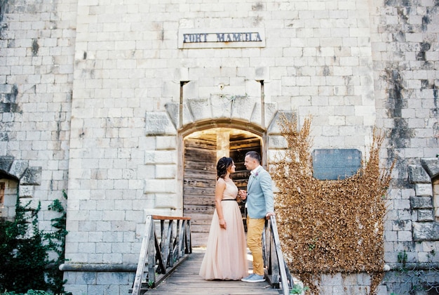 Braut und Bräutigam stehen zusammen auf der Brücke zum Mamula Fort Montenegro