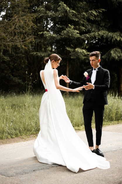 Braut und Bräutigam tanzen Hochzeitstag