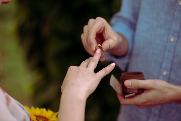 Braut und Bräutigam tauschen Ringe bei der Hochzeit