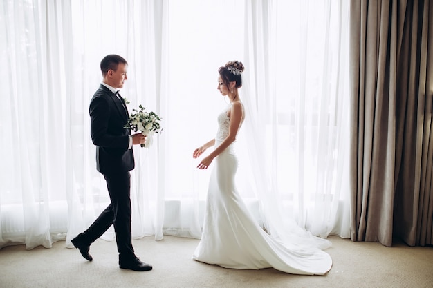 Braut und Bräutigam umarmen sich am Hochzeitstag