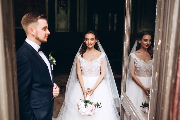 Braut und Bräutigam umarmen sich am Hochzeitstag