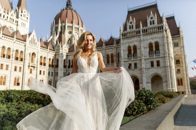 Braut und Bräutigam umarmen sich in der Altstadtstraße. Hochzeitspaar verliebt. Luxus Strass Kleid.