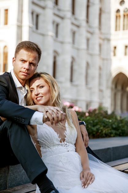 Braut und Bräutigam umarmen sich in der Altstadtstraße. Hochzeitspaar verliebt. Luxus Strass Kleid.