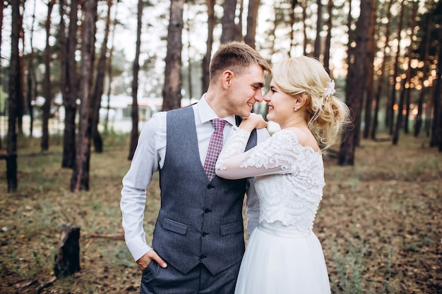 Braut und Bräutigam umarmen sich, küssen sich draußen an einem Hochzeitstag, junges Paar, Valentinstag