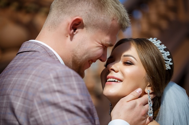 Braut und Bräutigam umarmen sich leidenschaftlich am Hochzeitstag.