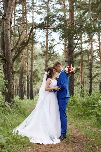 Braut und Bräutigam umarmen und küssen sich bei der Hochzeit