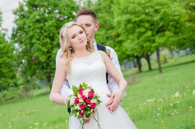 Braut und Bräutigam zusammen am Hochzeitstag