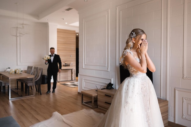 Foto braut weint im zimmer bei der hochzeit