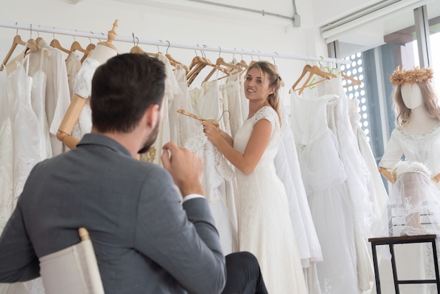 Brautbräutigam im Hochzeitskleid in der Hochzeitszeremonie.